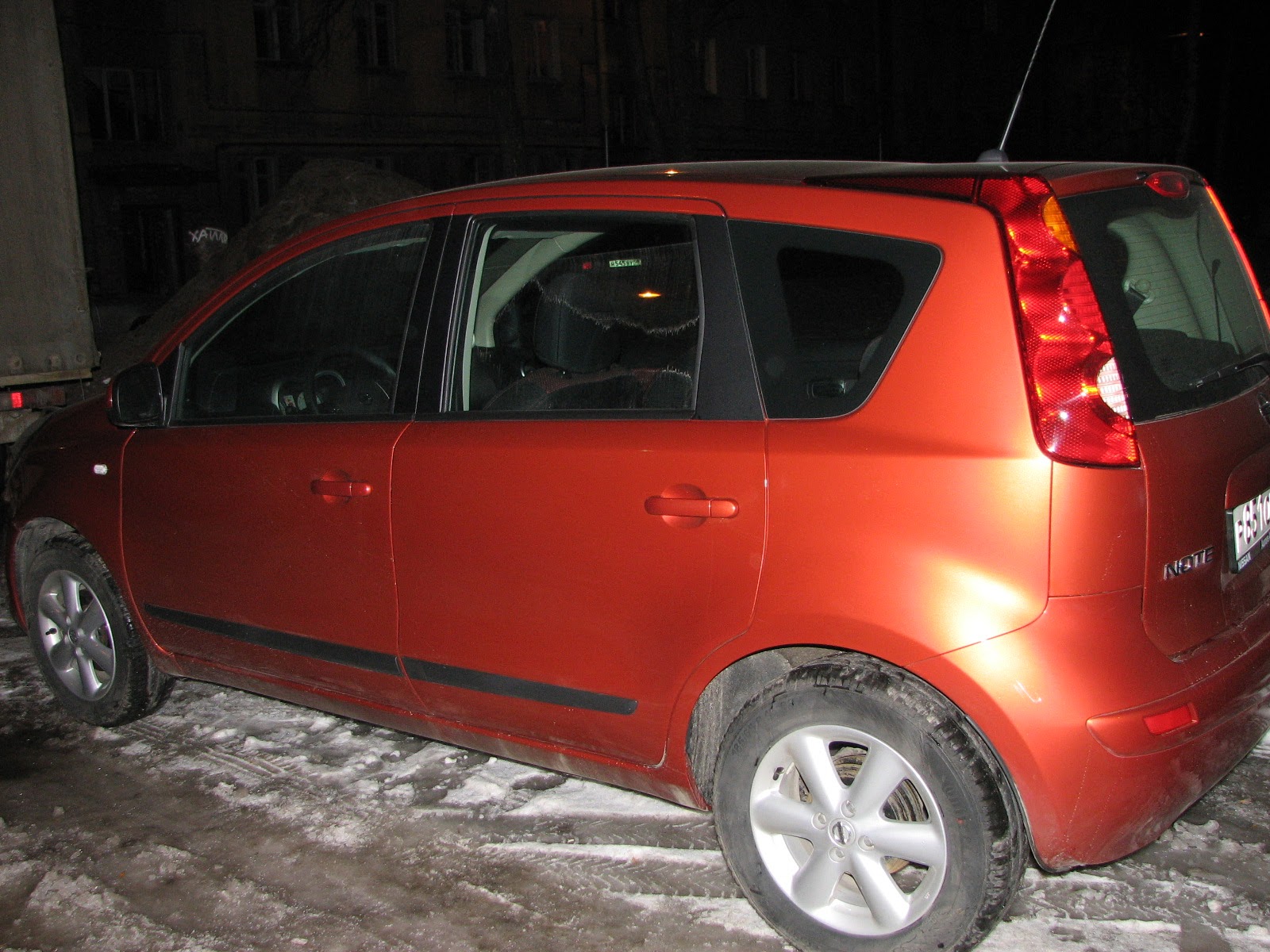 Nissan Note оранжевого цвета