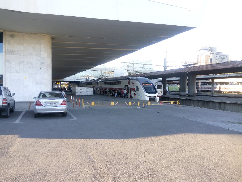 Грузия. Тбилиси. Двухэтажный поезд