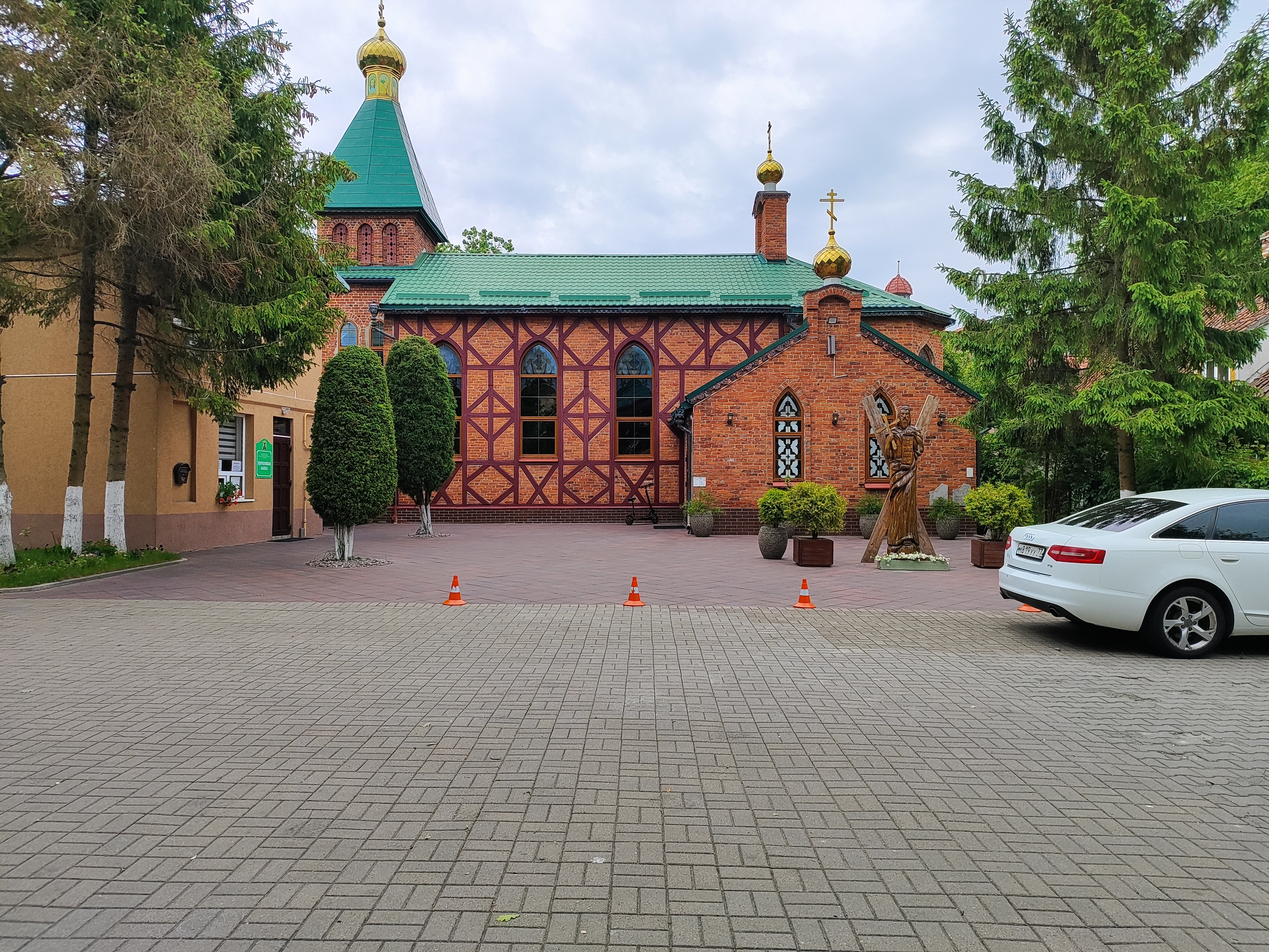 Церковь трансформер из хостела